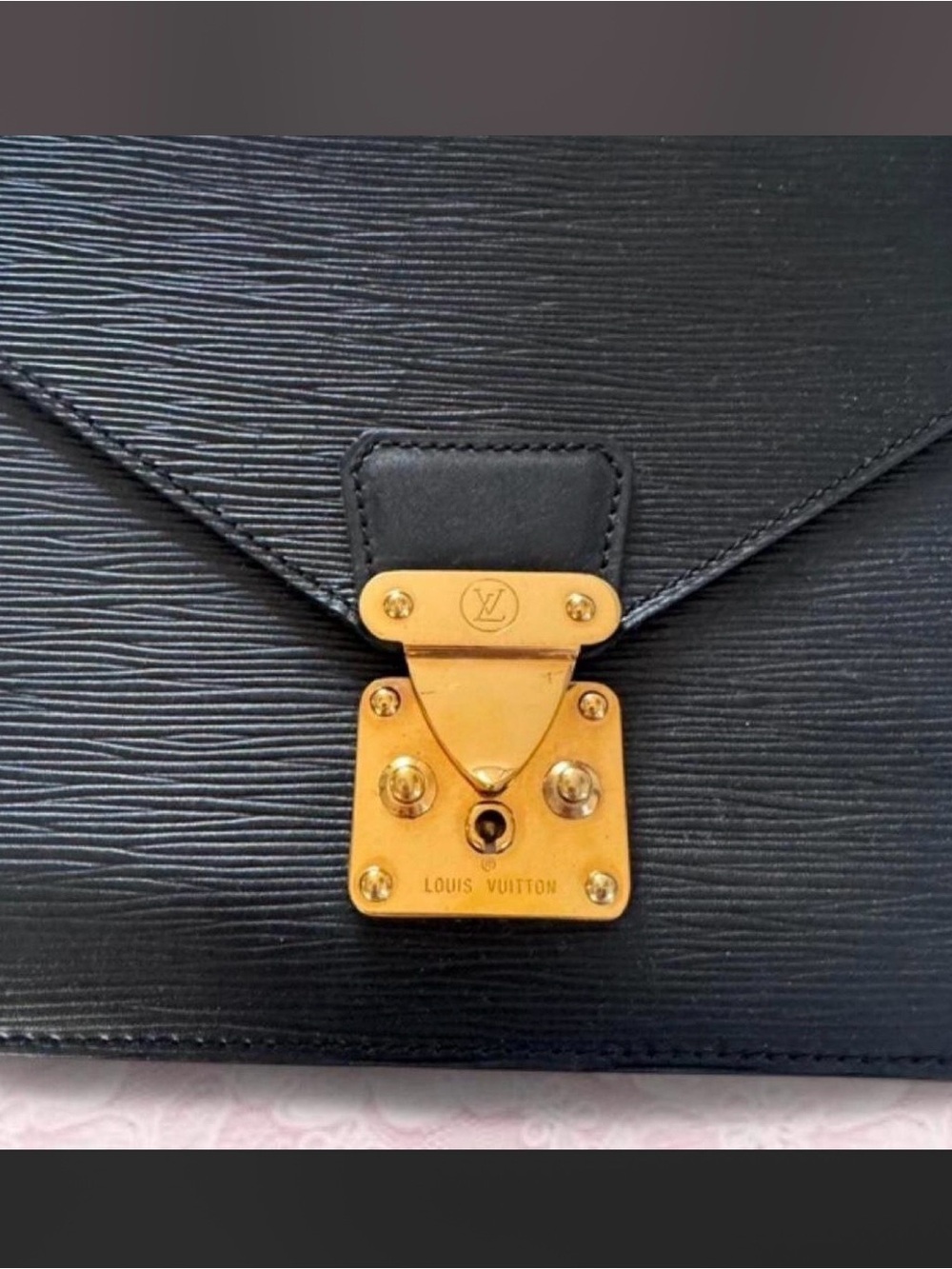 VINTAGE Black Louis Vuitton Epi leather crossbody bag with gold hardware - Picture 3 of 9